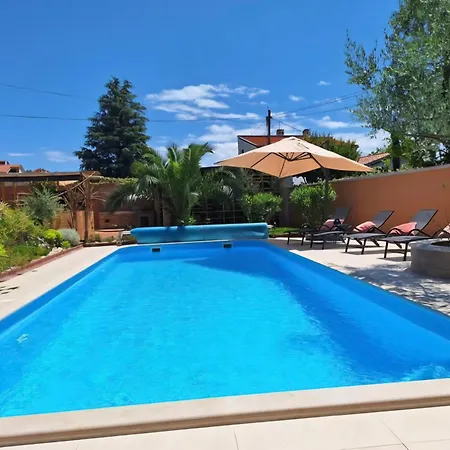 Family Oros Medulin, With A Pool, Ggl Appartamento *