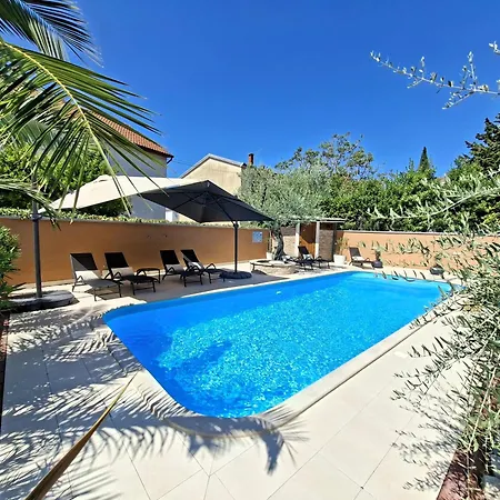 Family Oros Medulin, With A Pool, Ggl Medulin